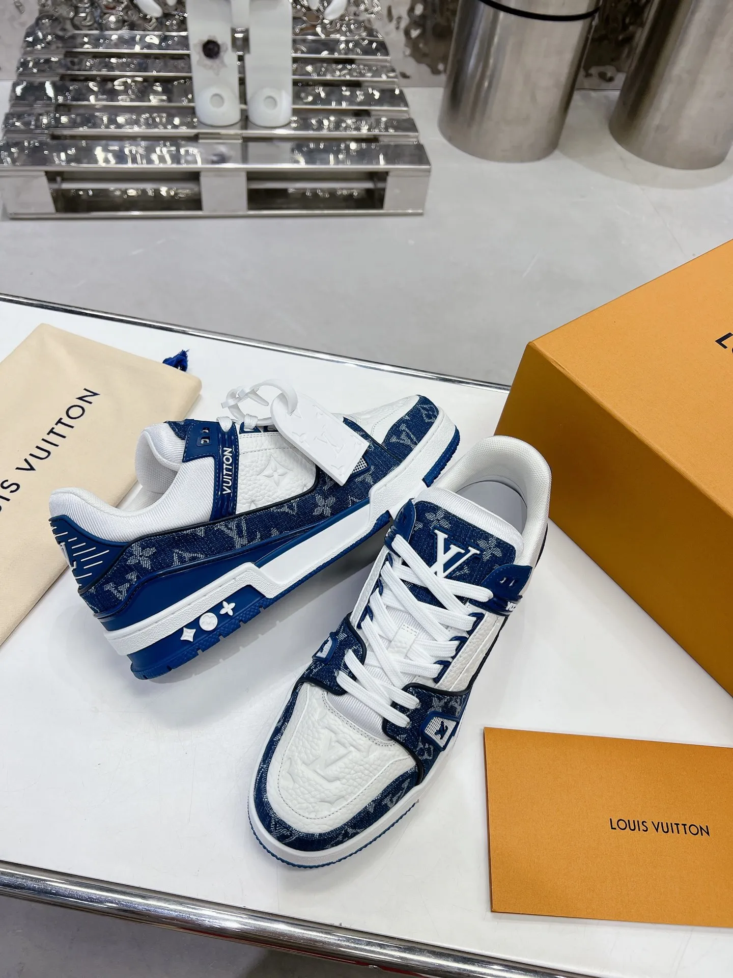 👟👟Ex-factory price 840👟👟 Women's Shoes Factory LV top version 2023 new model Purchasing quality LV~Louis Vuitton Lv TRAINER's best-looking sneakers, Donkey Brand strongly promotes new products, official website limited edition retro basketball sneakers! Both high-cut and low-cut products cost money to purchase an accurate 1:1 replica of the original version. The details are invincible and full of sincerity. The imported and customized original cowhide leather is the same as the original version. The details are 100% restored. The private model customizes the original one-piece T👟👟 ex-factory price U outsole. It is different from other brands. Without the original version, this effect cannot be achieved!    Men's and women's models 35-40 39-45 (45 and 46 are customized and cannot be returned or exchanged)